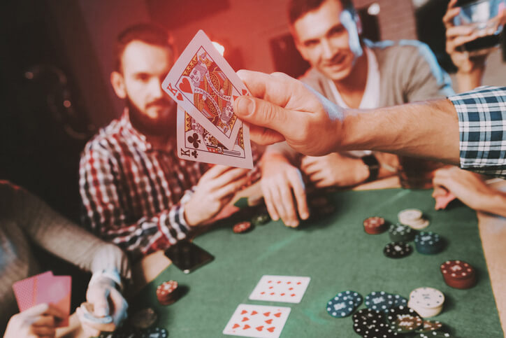 Lar dig spela poker
